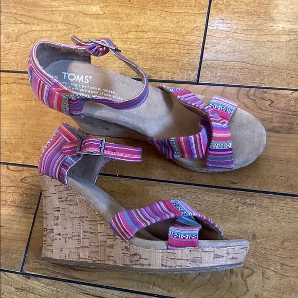 Toms Pink Wedge Shoes Comfortable Canvas Design - Picture 2 of 4
